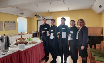 Galda klāšana un viesu apkalpošana