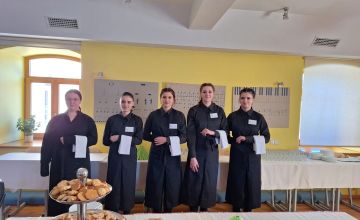Galda klāšana un viesu apkalpošana