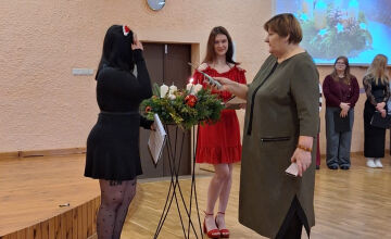 Adventes svecīšu iedegšana